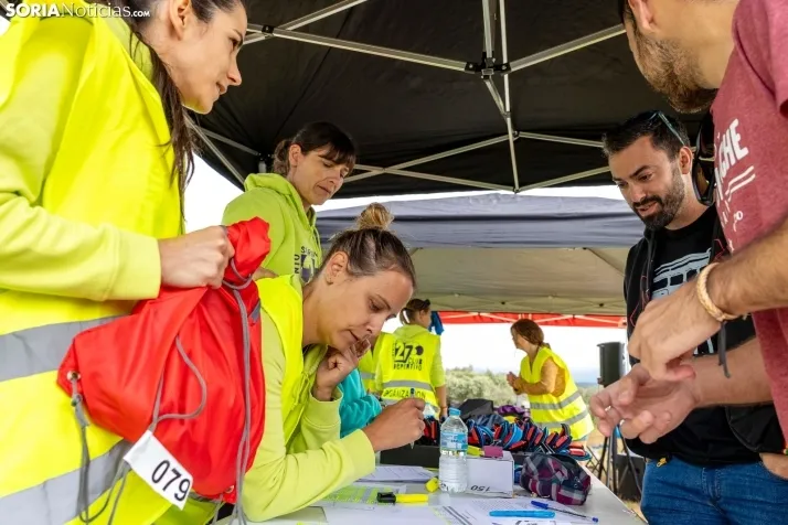 GALER&Iacute;A | Cientos de nadadores se lanzan al agua para disputar la IV Traves&iacute;a a Nado Cuerda del 