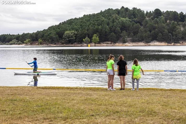 GALER&Iacute;A | Cientos de nadadores se lanzan al agua para disputar la IV Traves&iacute;a a Nado Cuerda del 