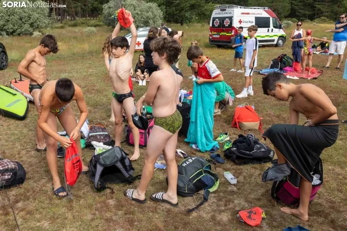 GALER&Iacute;A | Cientos de nadadores se lanzan al agua para disputar la IV Traves&iacute;a a Nado Cuerda del 