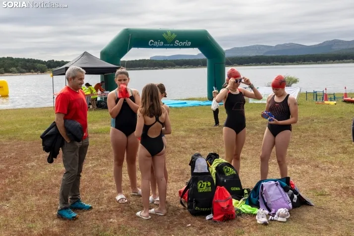 GALER&Iacute;A | Cientos de nadadores se lanzan al agua para disputar la IV Traves&iacute;a a Nado Cuerda del 