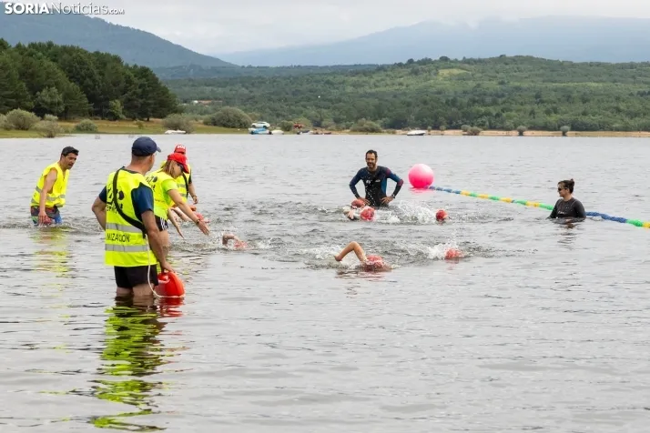 GALER&Iacute;A | Cientos de nadadores se lanzan al agua para disputar la IV Traves&iacute;a a Nado Cuerda del 
