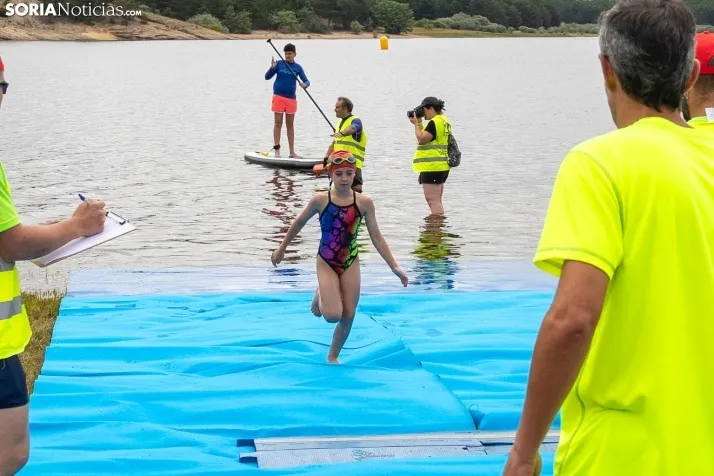 GALER&Iacute;A | Cientos de nadadores se lanzan al agua para disputar la IV Traves&iacute;a a Nado Cuerda del 