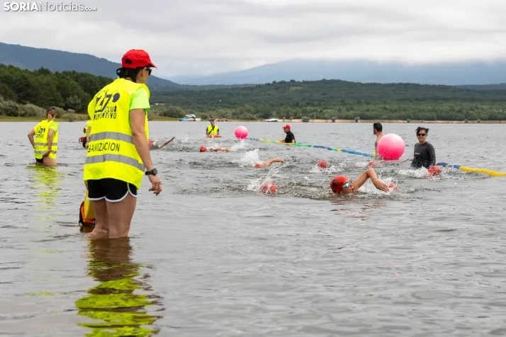 GALER&Iacute;A | Cientos de nadadores se lanzan al agua para disputar la IV Traves&iacute;a a Nado Cuerda del 