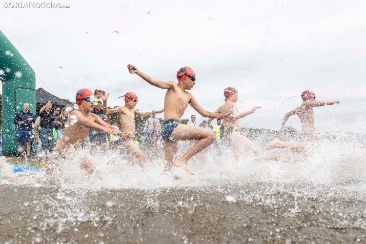 GALER&Iacute;A | Cientos de nadadores se lanzan al agua para disputar la IV Traves&iacute;a a Nado Cuerda del 
