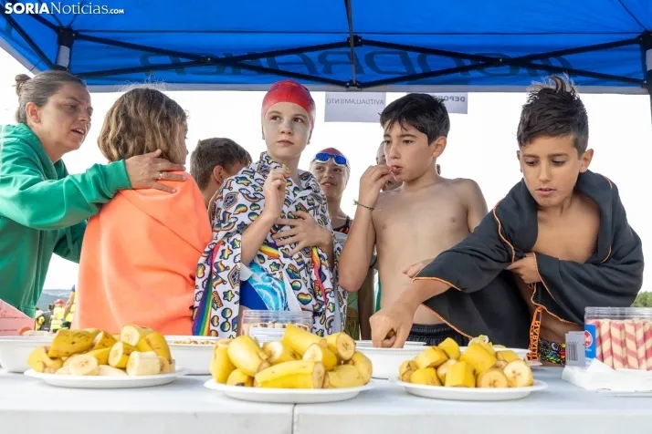 GALER&Iacute;A | Cientos de nadadores se lanzan al agua para disputar la IV Traves&iacute;a a Nado Cuerda del 