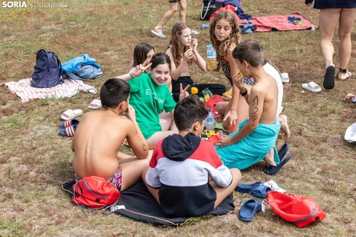 GALER&Iacute;A | Cientos de nadadores se lanzan al agua para disputar la IV Traves&iacute;a a Nado Cuerda del 