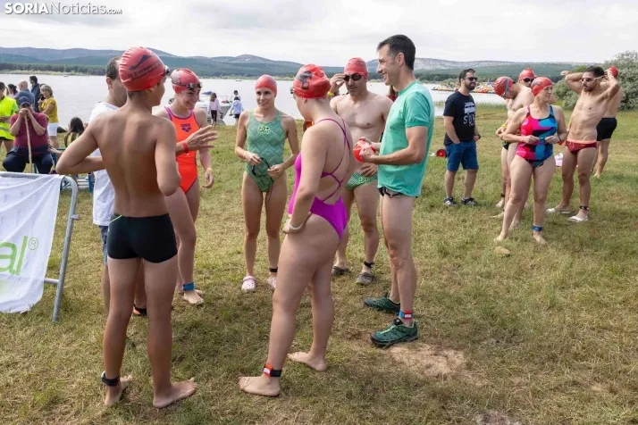 GALER&Iacute;A | Cientos de nadadores se lanzan al agua para disputar la IV Traves&iacute;a a Nado Cuerda del 
