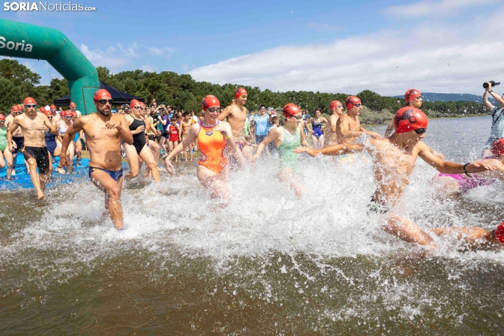 GALERÍA | Cientos de nadadores se lanzan al agua para disputar la IV Travesía a Nado Cuerda del Pozo