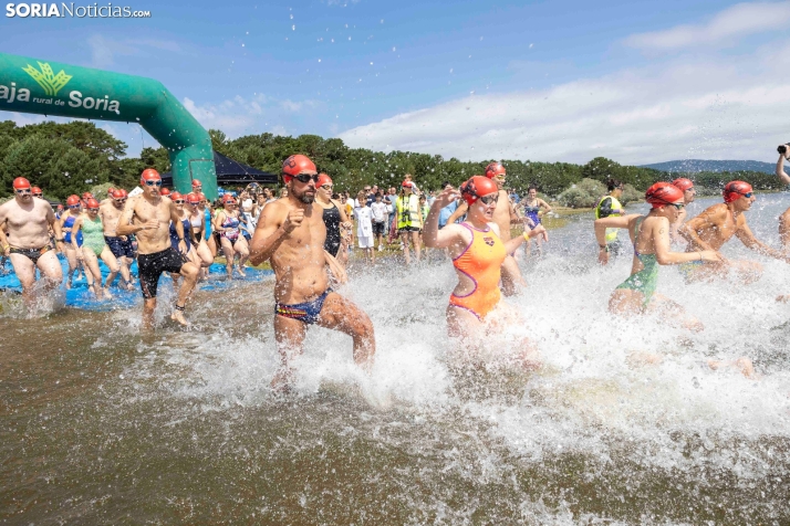 GALER&Iacute;A | Cientos de nadadores se lanzan al agua para disputar la IV Traves&iacute;a a Nado Cuerda del 