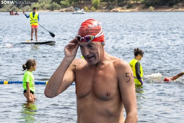 GALER&Iacute;A | Cientos de nadadores se lanzan al agua para disputar la IV Traves&iacute;a a Nado Cuerda del 
