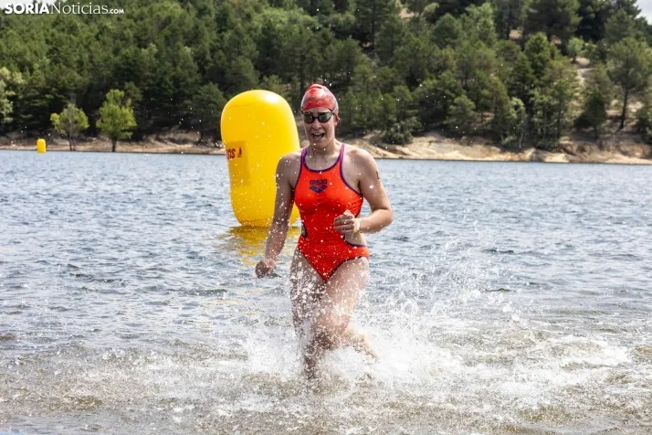 GALER&Iacute;A | Cientos de nadadores se lanzan al agua para disputar la IV Traves&iacute;a a Nado Cuerda del 