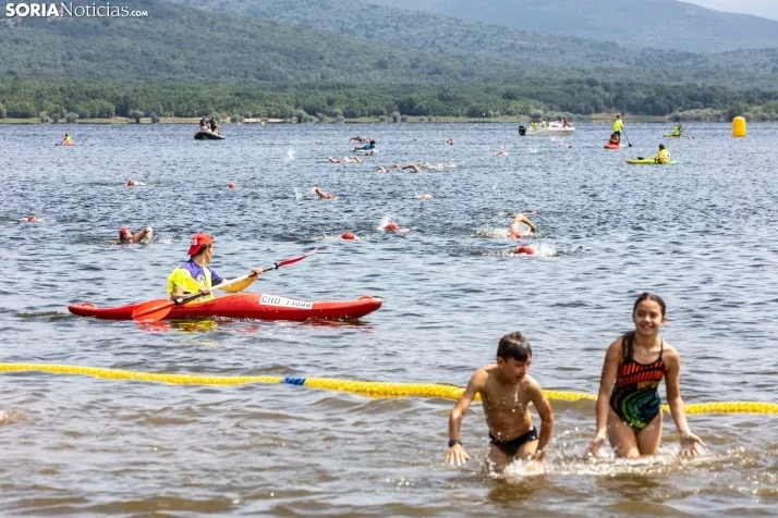 GALER&Iacute;A | Cientos de nadadores se lanzan al agua para disputar la IV Traves&iacute;a a Nado Cuerda del 