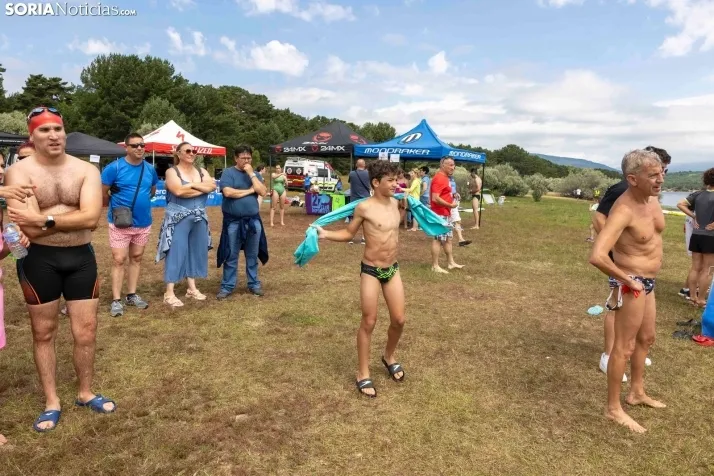 GALER&Iacute;A | Cientos de nadadores se lanzan al agua para disputar la IV Traves&iacute;a a Nado Cuerda del 