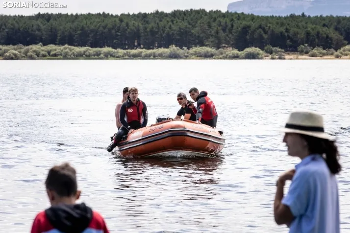 GALER&Iacute;A | Cientos de nadadores se lanzan al agua para disputar la IV Traves&iacute;a a Nado Cuerda del 