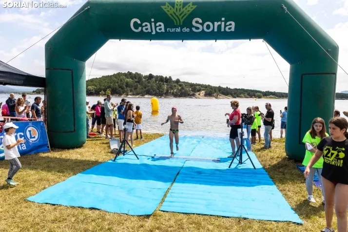 GALER&Iacute;A | Cientos de nadadores se lanzan al agua para disputar la IV Traves&iacute;a a Nado Cuerda del 