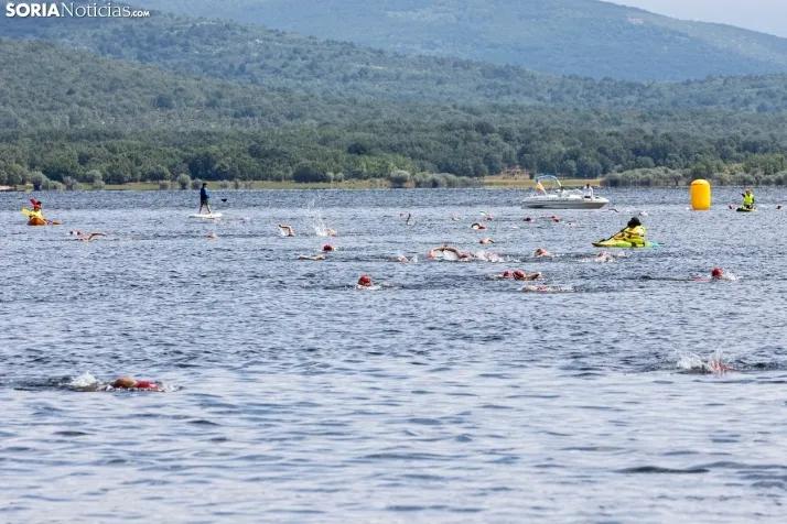 GALER&Iacute;A | Cientos de nadadores se lanzan al agua para disputar la IV Traves&iacute;a a Nado Cuerda del 