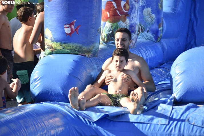 EN FOTOS | Toboganes gigantes en Camaretas para despedir sus fiestas antes del partido de España