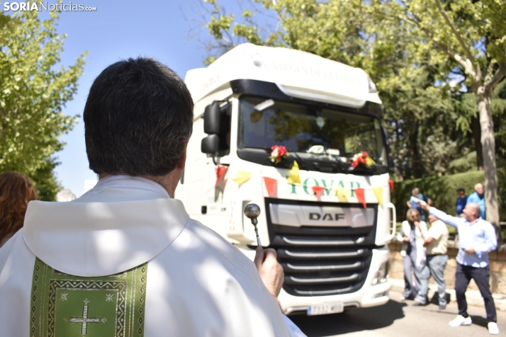 Bendición a vehículos por San Cristóbal en Soria capital.