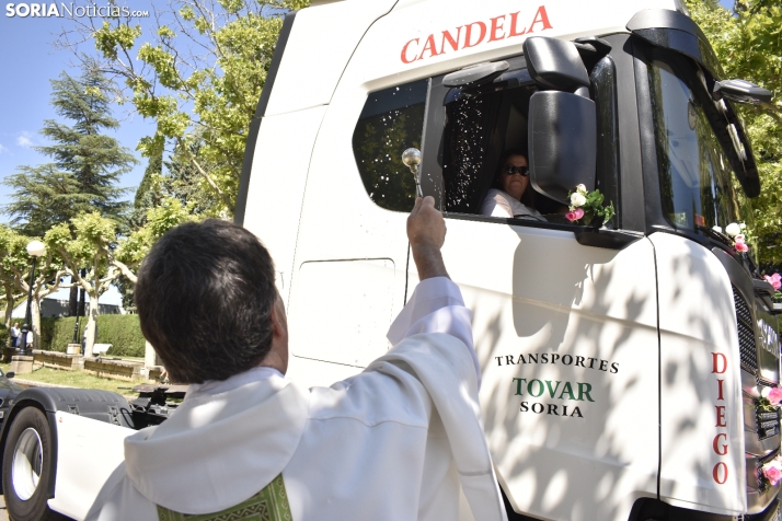 Bendición a vehículos por San Cristóbal en Soria capital.