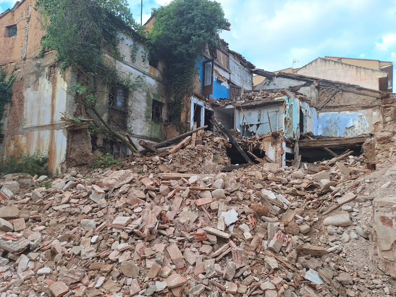 Foto 2 - El Ayuntamiento de Almaz&aacute;n comienza la ejecuci&oacute;n de derribo municipal en el casco hist&oacute;rico