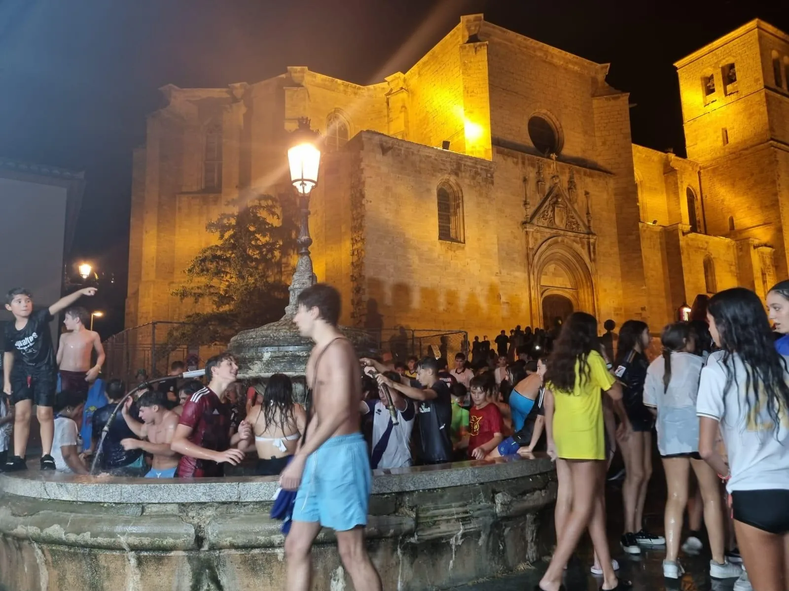 Foto 2 - Berlanga se refresca en su esperada 'Marcha del Agua'