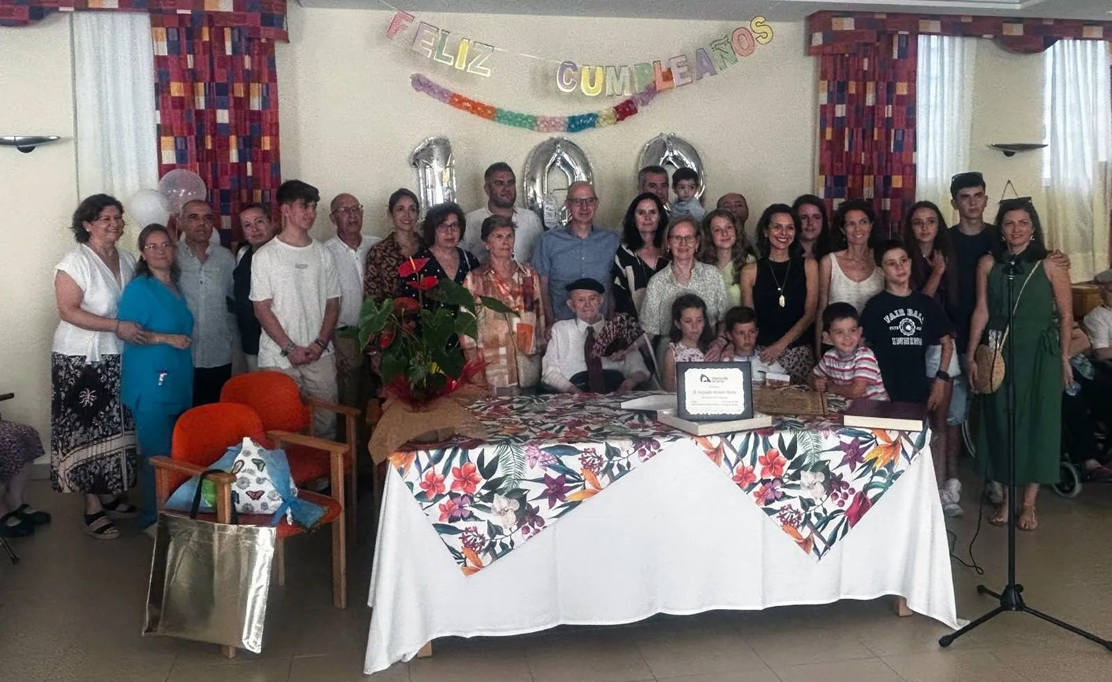 Foto 2 - Alejandro Romero Barrio cumple 100 a&ntilde;os en la residencia Fuente del Rey, en Soria