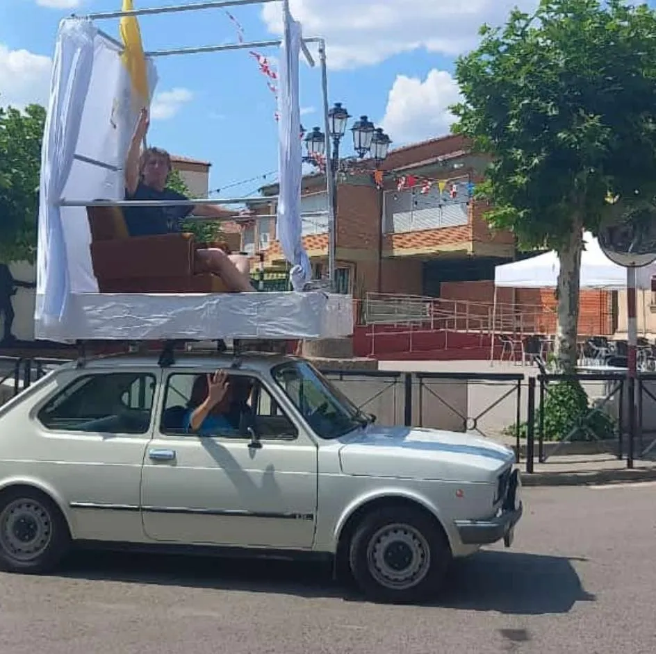 Foto 2 - El PP critica a M&iacute;nguez por una foto en las fiestas de Tardelcuende