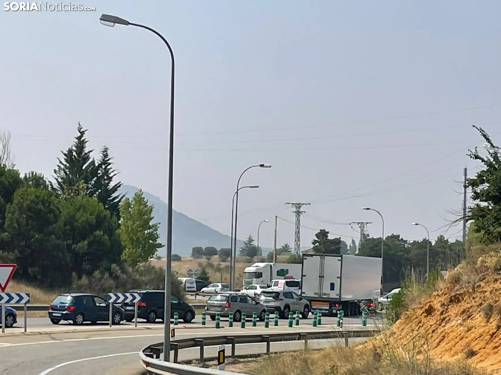 Foto 2 - Trasladados dos heridos al hospital tras quedar atrapados en su coche al salirse de la v&iacute;a en la rotonda del Caballo Blanco