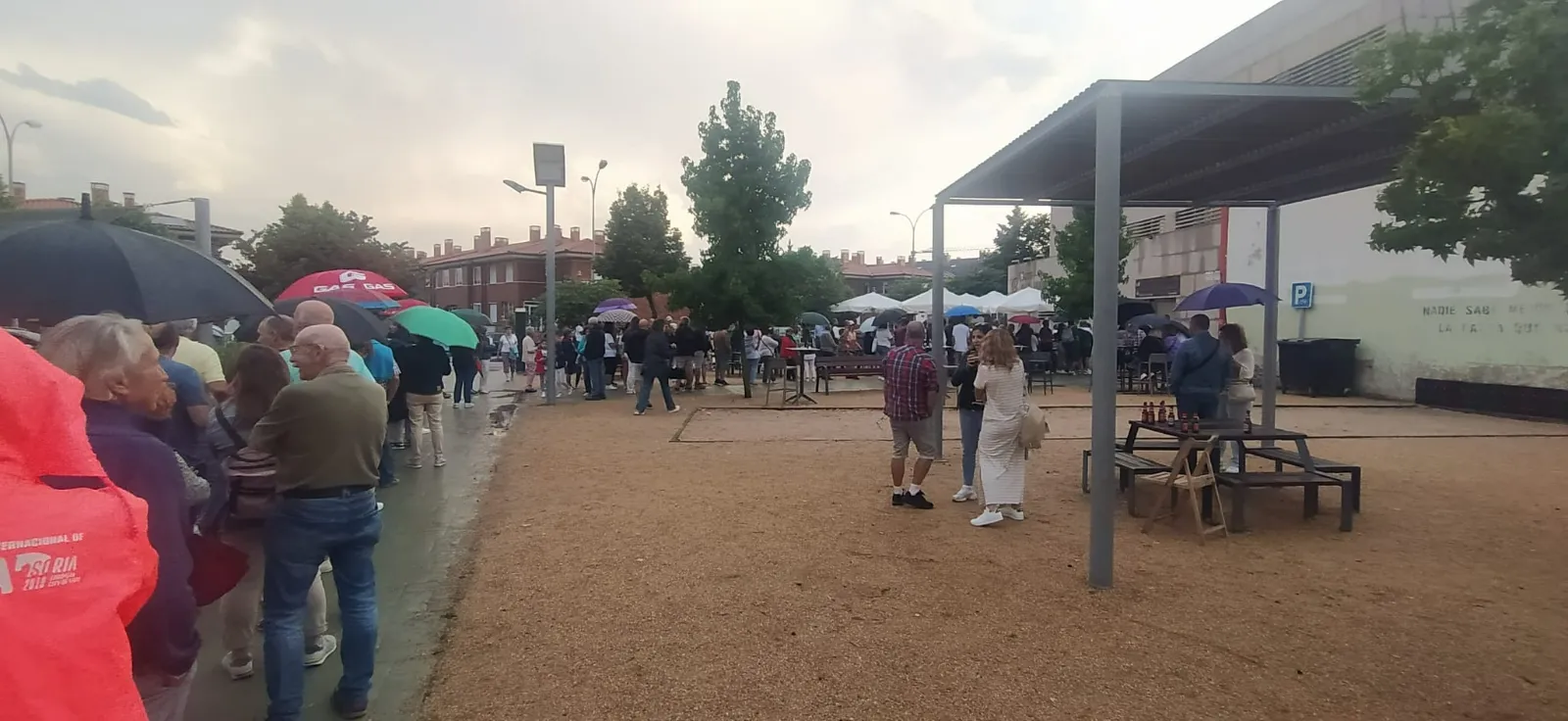 Foto 7 - Migas y toro de fuego para dar la bienvenida a las fiestas del barrio de Santa B&aacute;rbara