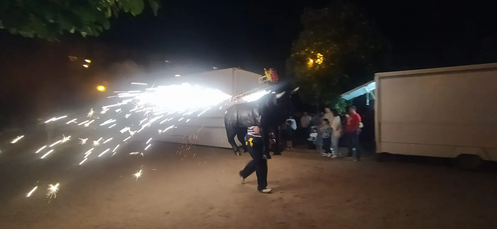 Foto 9 - Migas y toro de fuego para dar la bienvenida a las fiestas del barrio de Santa B&aacute;rbara