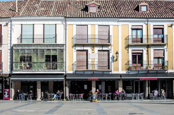 Asohtur pide sensibilidad a Pardo y se ofrece a negociar en la polémica por los veladores de El Burgo