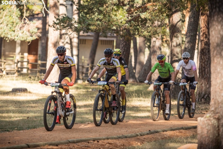 En im&aacute;genes: Los ciclistas m&aacute;s valientes desaf&iacute;an al calor en Duruelo de la Sierra