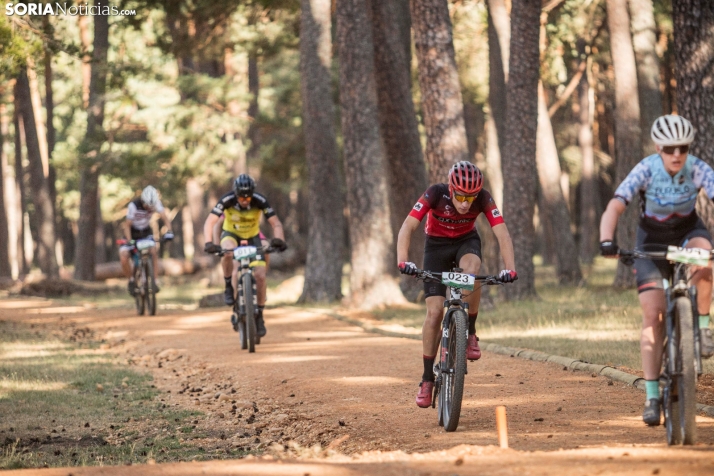 En im&aacute;genes: Los ciclistas m&aacute;s valientes desaf&iacute;an al calor en Duruelo de la Sierra