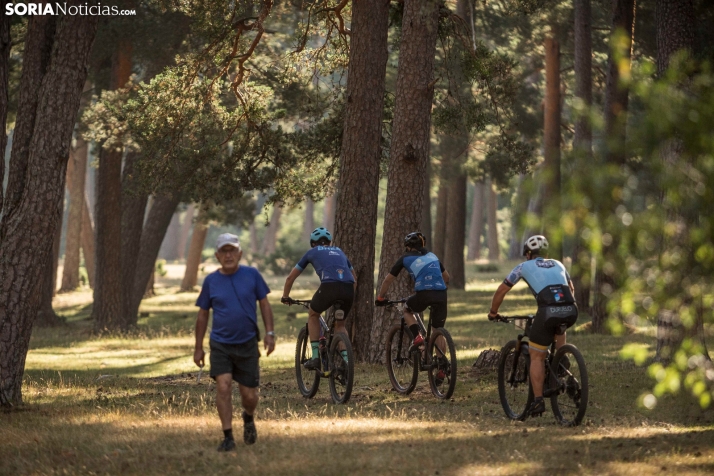 En im&aacute;genes: Los ciclistas m&aacute;s valientes desaf&iacute;an al calor en Duruelo de la Sierra