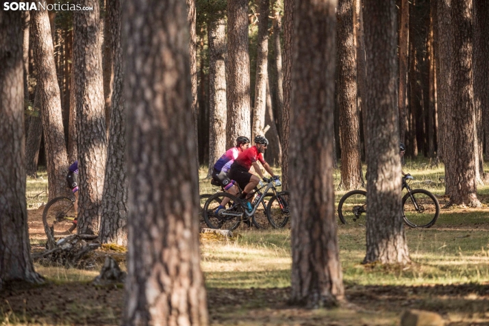 En im&aacute;genes: Los ciclistas m&aacute;s valientes desaf&iacute;an al calor en Duruelo de la Sierra