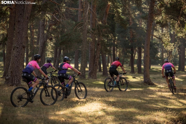 En im&aacute;genes: Los ciclistas m&aacute;s valientes desaf&iacute;an al calor en Duruelo de la Sierra