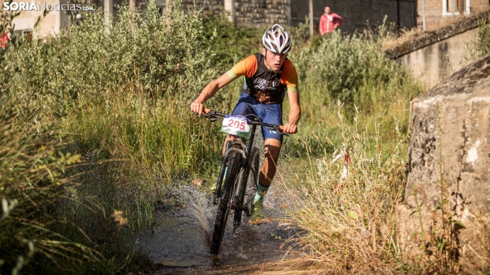 En im&aacute;genes: Los ciclistas m&aacute;s valientes desaf&iacute;an al calor en Duruelo de la Sierra