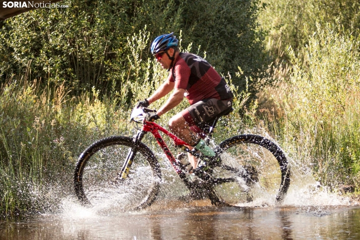 En im&aacute;genes: Los ciclistas m&aacute;s valientes desaf&iacute;an al calor en Duruelo de la Sierra