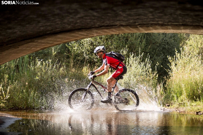 En im&aacute;genes: Los ciclistas m&aacute;s valientes desaf&iacute;an al calor en Duruelo de la Sierra