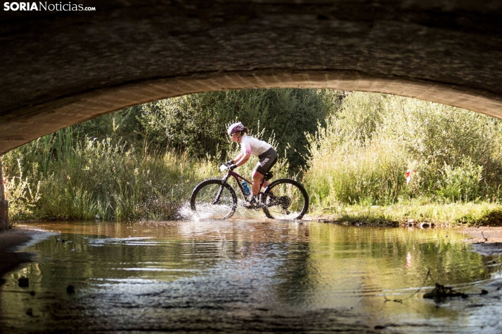 En im&aacute;genes: Los ciclistas m&aacute;s valientes desaf&iacute;an al calor en Duruelo de la Sierra