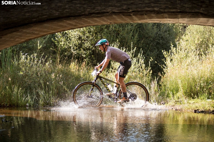 En im&aacute;genes: Los ciclistas m&aacute;s valientes desaf&iacute;an al calor en Duruelo de la Sierra