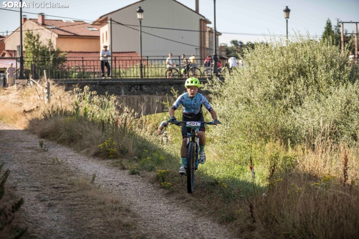 En im&aacute;genes: Los ciclistas m&aacute;s valientes desaf&iacute;an al calor en Duruelo de la Sierra