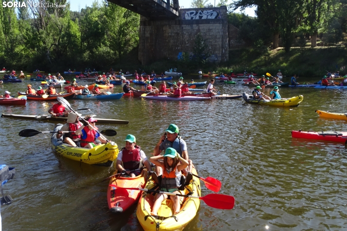 Fotos: Cientos de pirag&uuml;istas surcan las aguas del Duero en una nueva edici&oacute;n de su Traves&iacute;