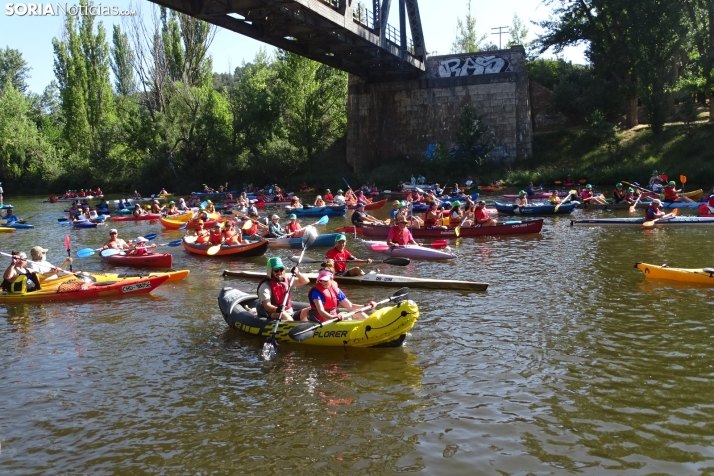 Fotos: Cientos de pirag&uuml;istas surcan las aguas del Duero en una nueva edici&oacute;n de su Traves&iacute;