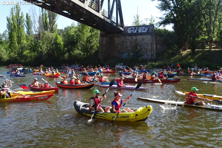 Fotos: Cientos de pirag&uuml;istas surcan las aguas del Duero en una nueva edici&oacute;n de su Traves&iacute;