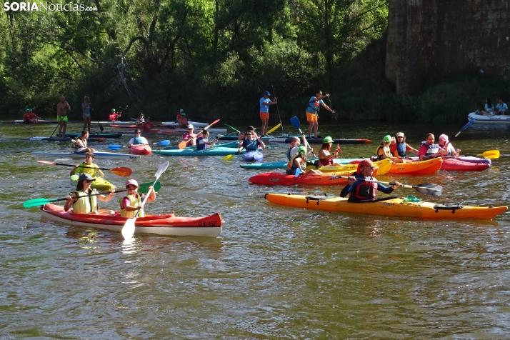 Fotos: Cientos de pirag&uuml;istas surcan las aguas del Duero en una nueva edici&oacute;n de su Traves&iacute;