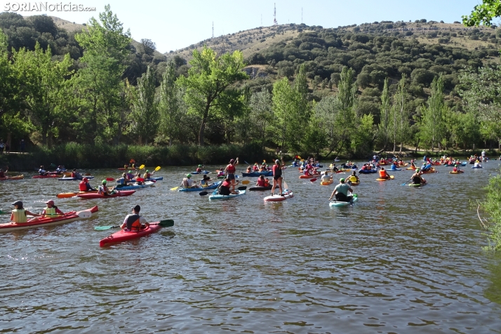 Fotos: Cientos de pirag&uuml;istas surcan las aguas del Duero en una nueva edici&oacute;n de su Traves&iacute;