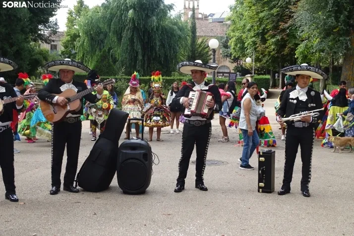 Una imagen de la fiesta boliviana esta mañana en la Dehesa. (PC