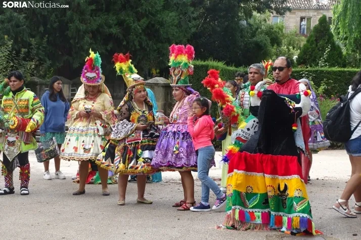 Una imagen de la fiesta boliviana esta mañana en la Dehesa. (PC