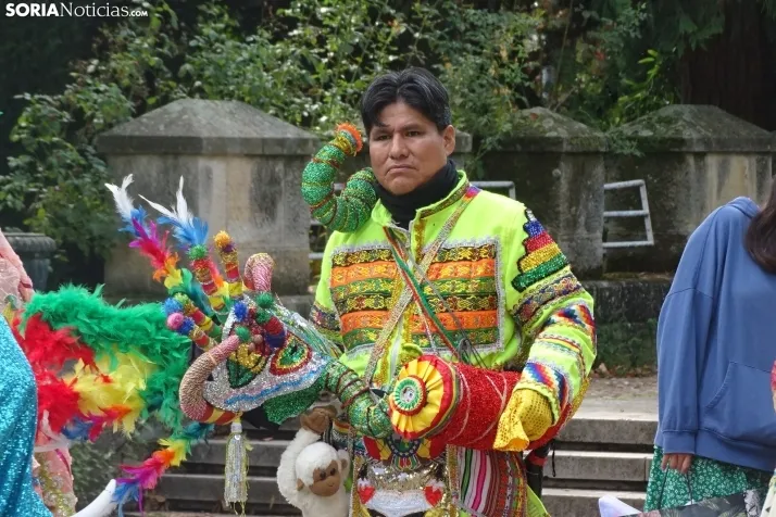 Una imagen de la fiesta boliviana esta mañana en la Dehesa. (PC